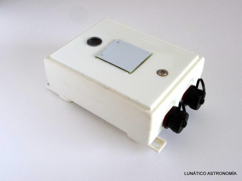 AAG CloudWatcher cloud detector, high accuracy, low-cost system.
